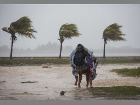 ഇര്‍മ ഫ്ലോറിഡ തീരത്തേയ്ക്ക്: ഭീതിയോടെ യുഎസ് ജനത, ശക്തിയാര്‍ജ്ജിക്കുമെന്ന് മുന്നറിയിപ്പ്