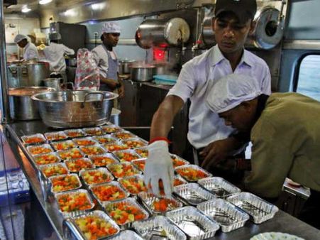 തീവണ്ടിയിൽ ഭക്ഷണം മോശമാണോ...ഉടനടി വിവരം അറിയിക്കാം; ടാബ് ലറ്റ് സംവിധാവുമായി റെയിൽവേ