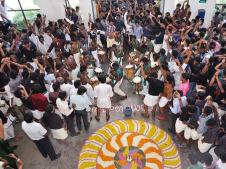 കുറച്ചു ബഹളമുണ്ടാക്കാതെ എന്ത് ഓണം; ന്യൂജെനറേഷന്റെ ഓണം