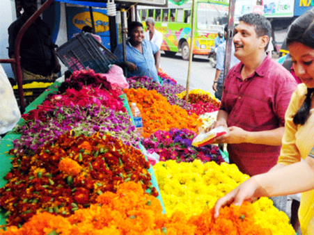 ഓണത്തെ വരവേല്‍ക്കാന്‍ നാടും നഗരവും ഒരുങ്ങി; ഉത്രാടപ്പാച്ചിലില്‍ ജനങ്ങള്‍
