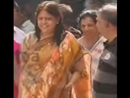 ഭാര്യയ്ക്ക് അമിത് ഷായെ പേടി? ഒന്നും പറയാതെ സോനാൽ ഷാ തിരുവനന്തപുരം ശ്രീ പത്മനാഭസ്വാമി ക്ഷേത്രത്തിൽ