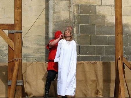 കുട്ടിയെ പീഡിപ്പിച്ചയാളെ പരസ്യമായി തൂക്കിലേറ്റി; കൈയ്യടിച്ച് ജനങ്ങള്‍, തല്‍സമയ സംപ്രേഷണവും