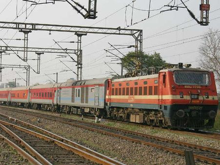 മന്ത്രി മാറിയിട്ടും തീവണ്ടി പാളം തെറ്റൽ തുടരുന്നു; ദില്ലിയിൽ രാജധാനി എക്‌സപ്രസ് പാളം തെറ്റി