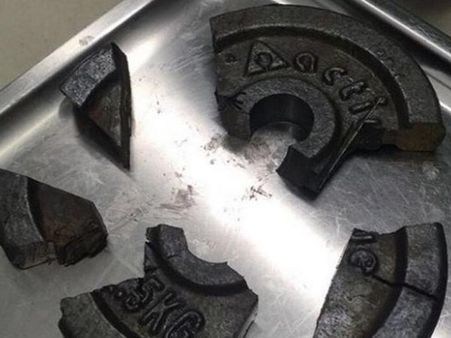 ലിംഗം ഉപയോഗിച്ച് രണ്ടരക്കിലോ വെയ്റ്റ് ലിഫ്റ്റിങ്.. യുവാവിനെ രക്ഷിക്കാന്‍ അഗ്നിശമനസേന ജിമ്മില്‍!!