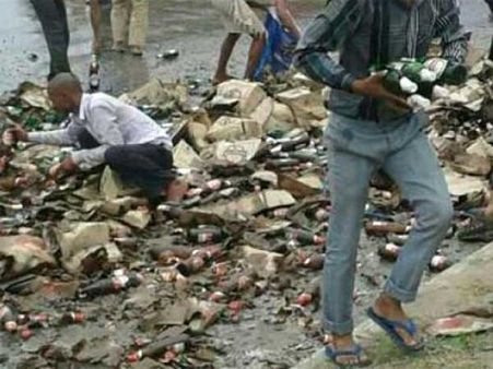 ആദ്യം ബിയര്‍, എന്നിട്ടാകാം രക്ഷാപ്രവര്‍ത്തനം! ഓണത്തലേന്ന് ബിയര്‍ ലോറി അപകടത്തില്‍പ്പെട്ടപ്പോള്‍...