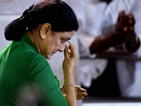 ഇനിയുള്ള നാളുകള്‍ അഴിക്കുള്ളില്‍: ചിന്നമ്മ ജയിലിലേയ്ക്ക് മടങ്ങുന്നു, വിവാദങ്ങള്‍ അവസാനിക്കുന്നില്ല!