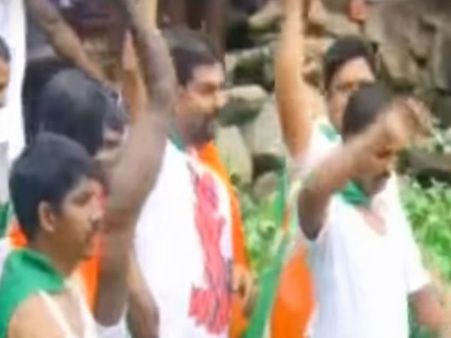 ജങ്കാറില്ല, യൂത്ത് കോണ്‍ഗ്രസുകാര്‍ പുഴയിലേക്ക് എടുത്തുചാടി... പിന്നെ സംഭവിച്ചത്, നാണക്കേട്, വീഡിയോ