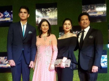 സച്ചിന്റെ മകള്‍ സാറ തെണ്ടുല്‍ക്കറിനും ട്വിറ്റർ ഫേക്ക് അക്കൗണ്ട് പണികൊടുത്തു.. അർജുനെയും വിട്ടില്ല!!