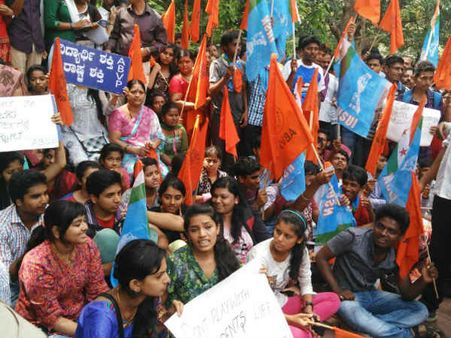 മറൈൻഡ്രൈവിൽ സമരം ചെയ്യുന്നതാണ് നല്ലത്! ക്യാമ്പസ് രാഷ്ട്രീയം; വിട്ടുവീഴ്ചയില്ലാതെ ഹൈക്കോടതി...