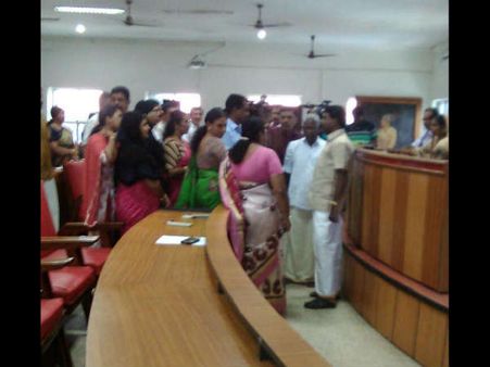 ആലപ്പുഴ നഗരസഭയില്‍ കൂട്ടത്തല്ല്: അംഗങ്ങള്‍ തമ്മില്‍ പൂരത്തെറി, കസേരകള്‍ പറന്നു!! ചെയര്‍മാന് അടി