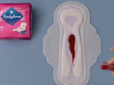 ആർത്തവം സാധാരണം.. സാനിറ്ററി പാഡിൽ നീലയ്ക്ക് പകരം ചുവപ്പ്.. മാറ്റത്തിന് തുടക്കമിട്ട് പരസ്യം