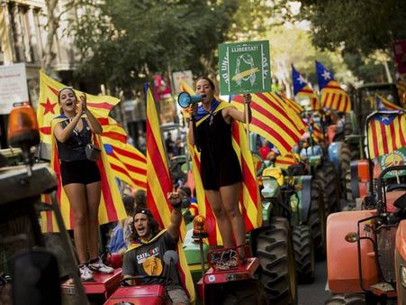 കാറ്റലോണിയന്‍ സ്വാതന്ത്ര്യം: ബാഴ്‌സലോണ ആഹ്ലാദത്തിമര്‍പ്പില്‍