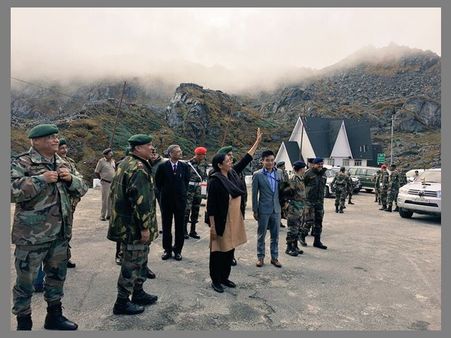 നിര്‍മല സീതാരാമന്‍ ചൈനീസ് സൈനികരോട് സംസാരിച്ചത് ഇങ്ങനെ, വീഡിയോ ചൈനയിലും വൈറല്‍...