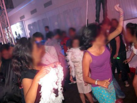 ഇങ്ങനെയും പെൺകുട്ടികളോ? അതും കോഴിക്കോട്! മദ്യപിച്ചെത്തി ഹോട്ടലിൽ അഴിഞ്ഞാടി, പോലീസിനും പണിയായി...