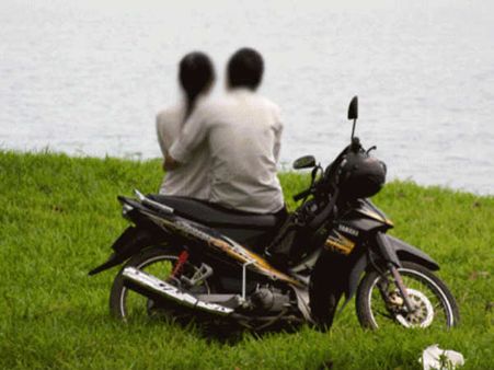 കാമുകിയെ കണ്ട് നിയന്ത്രണം വിട്ട് യുവാവ്; നടുറോഡില്‍ സംഭവിച്ചത്... പിന്നെ എല്ലാം നാട്ടുകാര്‍ ഏറ്റു