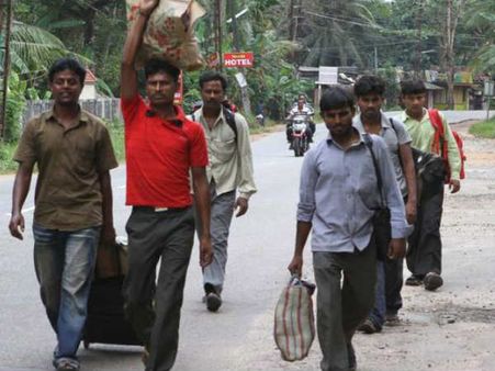 കോഴിക്കോട് ബംഗാളിയെ അടിച്ചുകൊന്നെന്ന് വ്യാജ സന്ദേശം! ഇതരസംസ്ഥാന തൊഴിലാളികൾ നാട്ടിലേക്ക് മടങ്ങുന്നു