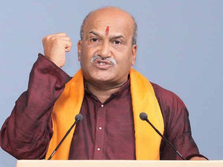 കേരളത്തിൽ ഹിന്ദുക്കളുടെ എണ്ണം കുറഞ്ഞു, വീടുകളിൽ വാള്‍ സൂക്ഷിക്കണം, ശ്രീരാമസേനാ തലവന്റെ പ്രസംഗം...