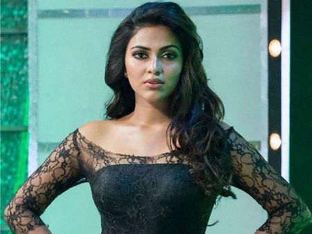 നടി അമലാ പോൾ വെട്ടിച്ചത് 20 ലക്ഷം രൂപ! ബെൻസ് കാർ രജിസ്റ്റർ ചെയ്തിരിക്കുന്നത് വ്യാജ വിലാസത്തിൽ...