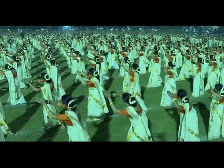 ദുബായിൽ മിനി തൃശ്ശൂർ പൂരം; ഇന്ത്യക്ക് പുറത്തെ ഏറ്റവും വലിയ തിരുവാതിരയും, പങ്കെടുത്തത് 1246 വനിതകൾ!