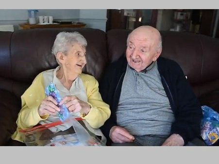 ഇതാണ് സ്നേഹം; 80 വയസ്സുള്ള മകനെ ശുശ്രൂഷിക്കുന്ന 98 വയസ്സുള്ള അമ്മ, അമ്മ ചെയ്യുന്ന കാര്യങ്ങൾ....