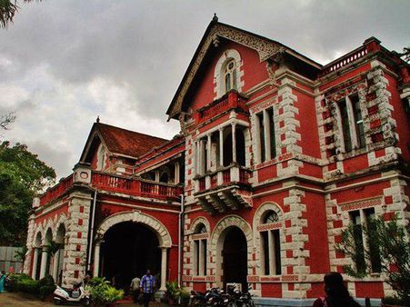 കമിതാക്കളെ പേടിച്ച് പാർക്കിൽ പൊതുജനങ്ങൾക്ക് വിലക്ക്; പബ്ലിക്ക് ലൈബ്രറി പാർക്കിൽ അരങ്ങേറുന്നത്!