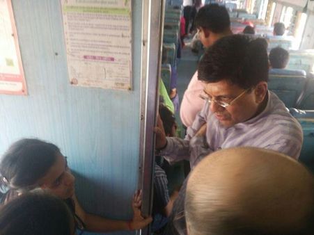 ജന്‍ശതാബ്ദിയില്‍ റെയില്‍വേ മന്ത്രിയുടെ മിന്നല്‍ സന്ദര്‍ശനം: കാഴ്ച കണ്ട് ഞെട്ടി യാത്രക്കാര്‍