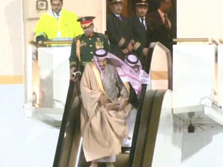 വിമാനത്തിൽ നിന്ന് ഇറങ്ങാൻ സ്വർണ എസ്കലേറ്റർ, പരിചരിക്കാൻ 1500 പേർ, സൗദി രാജാവിന്റെ റഷ്യൻ സന്ദർശനം