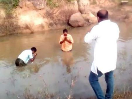 ദളിത് യുവാക്കളെ ബിജെപി നേതാവ് ചെളിയില്‍ മുക്കി; പണി കിട്ടിയത് അനുയായി വഴി, ഒടുവില്‍ മുങ്ങി