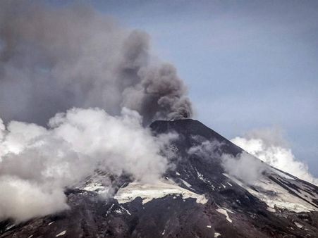 അഗ്നി പർവ്വത സ്ഫോടനം; ലാവാ പ്രവാഹം ശക്തം, മലയാളികൾ ആശങ്കയിൽ! വീഡിയോ കാണാം!