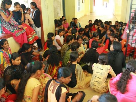 കേരളപ്പിറവി ദിനത്തിൽ കന്നഡ വിദ്യാർത്ഥികളുടെ പഠിപ്പുമുടക്ക് സമരം