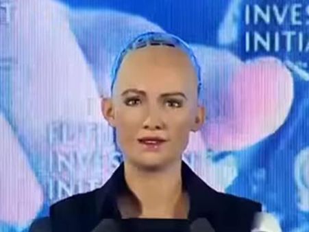 ചരിത്രത്തിൽ ഇടംപിടിച്ച് റോബോട്ടിന് അംഗത്വം; കുടുംബമായി മായി മാറാൻ ആഗ്രഹം, ആദ്യ കുട്ടിയുടെ പേര്...