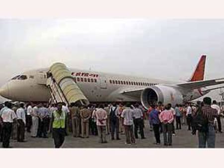 വിമാന യാത്രയ്ക്ക്ക്കിടെ സ്ത്രീയുടെ ജീവന്‍ രക്ഷിച്ച സംഭവം കണ്ണൂര്‍ സ്വദേശിയെ പുകഴ്ത്തി സോഷ്യല്‍ മീഡിയ