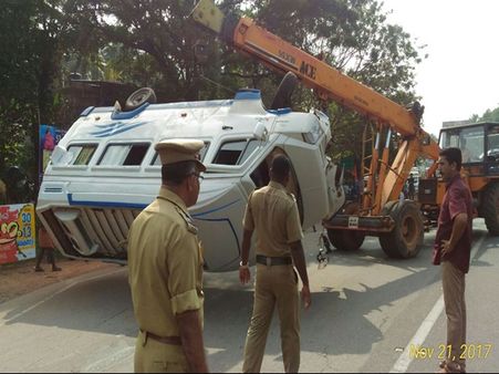 ദേശീയപാതയില്‍ അപകട പരമ്പര ;ട്രാവലര്‍ വാന്‍ മറിഞ്ഞ് മൂന്ന് പേര്‍ക്ക് പരിക്ക്