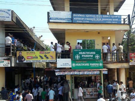 കാസർകോട് അതിർത്തിയിലെ ബാങ്കിൽ മൂന്ന് സുരക്ഷ ജീവനക്കാർ മരിച്ച നിലയിൽ; ഞെട്ടിപ്പിക്കുന്ന വാർത്ത