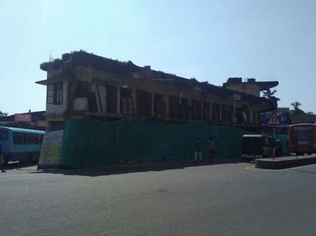 കുമ്പള ബസ്റ്റാന്റ് കെട്ടിടം പൊളിച്ച് തുടങ്ങി