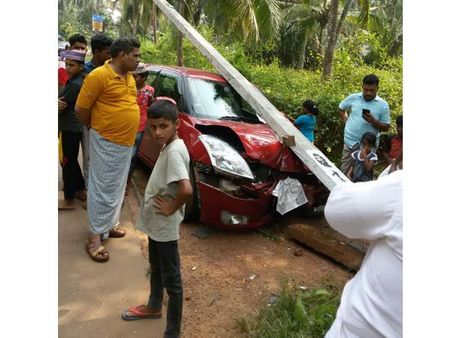 കാര്‍ ഇടിച്ച് വൈദ്യുതത്തൂണ്‍ തകര്‍ന്നു; കാറിലുണ്ടായിരുന്നവര്‍ രക്ഷപ്പെട്ടു