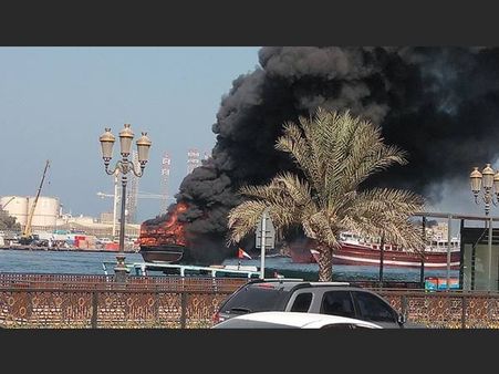 ഷാർജയിൽ ചരക്ക് ബോട്ടിന് തീപിടിച്ചു