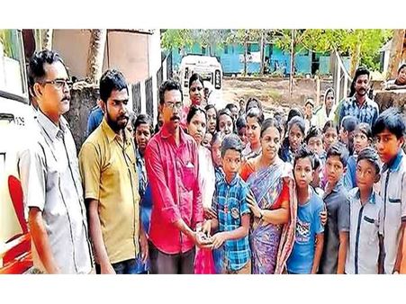 സാന്ത്വന യാത്ര; ബസ് ഉടമകളും തൊഴിലാളികളും യാത്രക്കാരും കൈകോർത്തപ്പോൾ ഒപ്പം സ്കൂൾ വിദ്യാർഥികളും