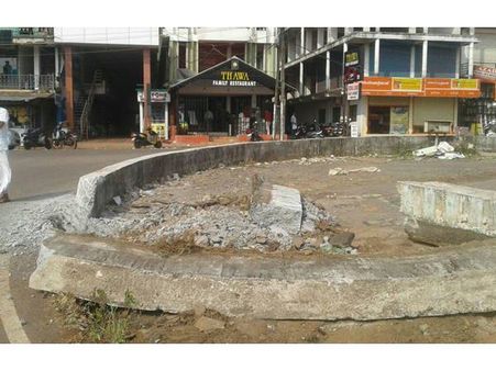 വിവാദ ട്രാഫിക് സര്‍ക്കിള്‍ പൊളിച്ചു മാറ്റാൻ തുടങ്ങി