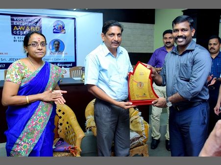 ഡോ പികെ ജയശ്രീ ഐഎഎസിനും എച്ച്. ദിനേശന്‍ ഐഎഎസിനും വൊക്കേഷണല്‍ എക്സ്ലെന്‍സി അവാര്‍ഡും പൗരാവലിയുടെ ആദരവ്