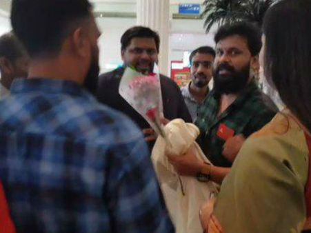 ദേ പുട്ട് ഉദ്ഘാടനം ചെയ്യാൻ ദിലീപ് ദുബായില്‍ എത്തി; മാധ്യമങ്ങളോട് മിണ്ടാതെ ജനപ്രിയന്‍... വീഡിയോ കാണാം
