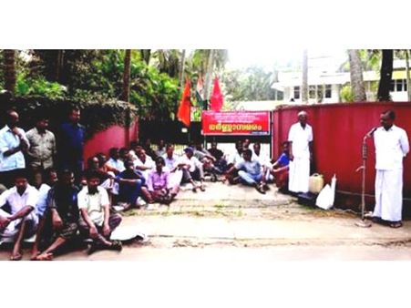 ടൈല്‍സ് തൊഴിലാളികള്‍ കമ്പനി ഉടമയുടെ വീട്ടുപടിക്കല്‍ ധര്‍ണ നടത്തി