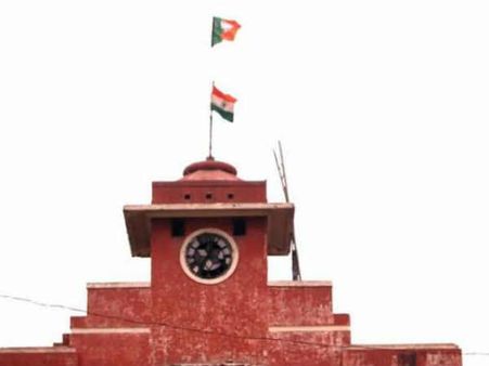 ദേശീയ പതാകക്ക് മുകളിൽ ബിജെപി കൊടികെട്ടി , സംഭവം യോഗി ആദിത്യനാഥ് പങ്കെടുക്കുന്ന റാലിയിൽ