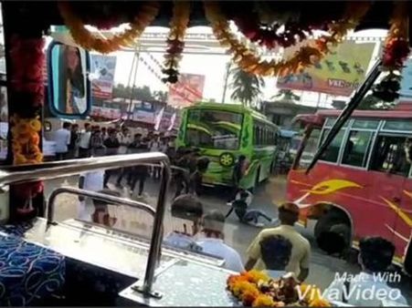 ബാഹുബലിയാകാന്‍ ശ്രമിച്ച വിദ്യാര്‍ത്ഥി ബസ്സിനടിയില്‍; രക്ഷപ്പെട്ടത് തലനാരിഴയ്ക്ക്