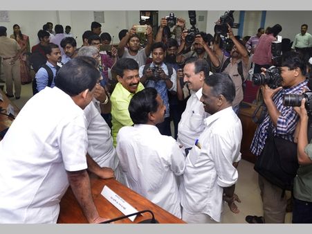 ഗെയില്‍: ഒരിഞ്ചു പിന്നോട്ടു പോകാതെ സര്‍ക്കാര്‍, സമരം എങ്ങനെ തീര്‍ക്കുമെന്നറിയാതെ സമരക്കാര്‍