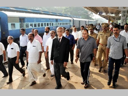 ഹൈക്കോടതി ജഡ്ജ് കാസര്‍കോട്ടെത്തി; റെയില്‍വേ സ്റ്റേഷനില്‍ വൻ സ്വീകരണം