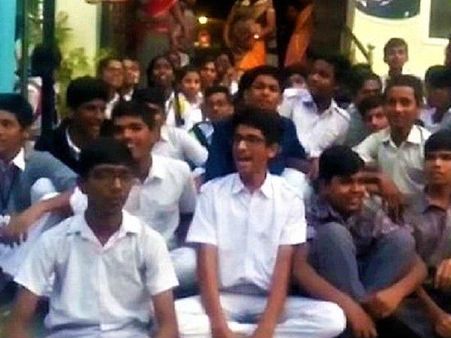 12 മണിക്കൂര്‍ ക്ലാസ്, ഉറങ്ങാന്‍ പോലും സമയമില്ല! സ്‌കൂള്‍ വിദ്യാര്‍ത്ഥികള്‍ സമരത്തില്‍...