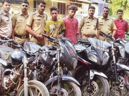 ആഡംബര ബൈക്കുകൾ മോഷ്ടിച്ച് വിൽപന.. കുട്ടികളടങ്ങുന്ന മോഷണ സംഘം നിലമ്പൂരിൽ പിടിയിൽ