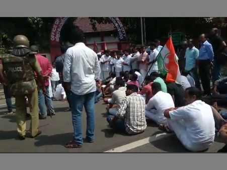 തോമസ് ചാണ്ടിയുടെ രാജി: കോഴിക്കോട് നഗരത്തില്‍ തെരുവുയുദ്ധം