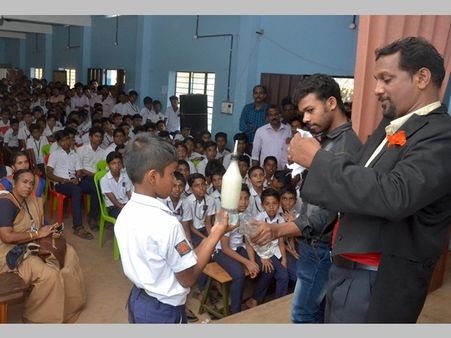 ലഹരി വിരുദ്ധ മാജിക് ഷോയുമായി രാജീവ് മേമുണ്ട